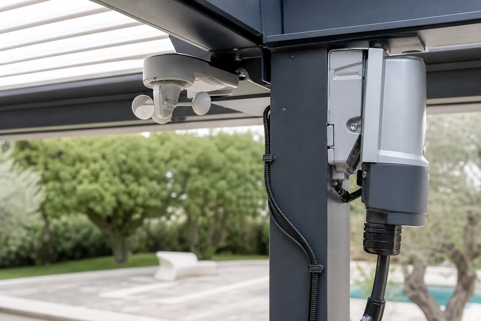 Gros plan sur le mécanisme de motorisation et le capteur de vent d’une pergola bioclimatique