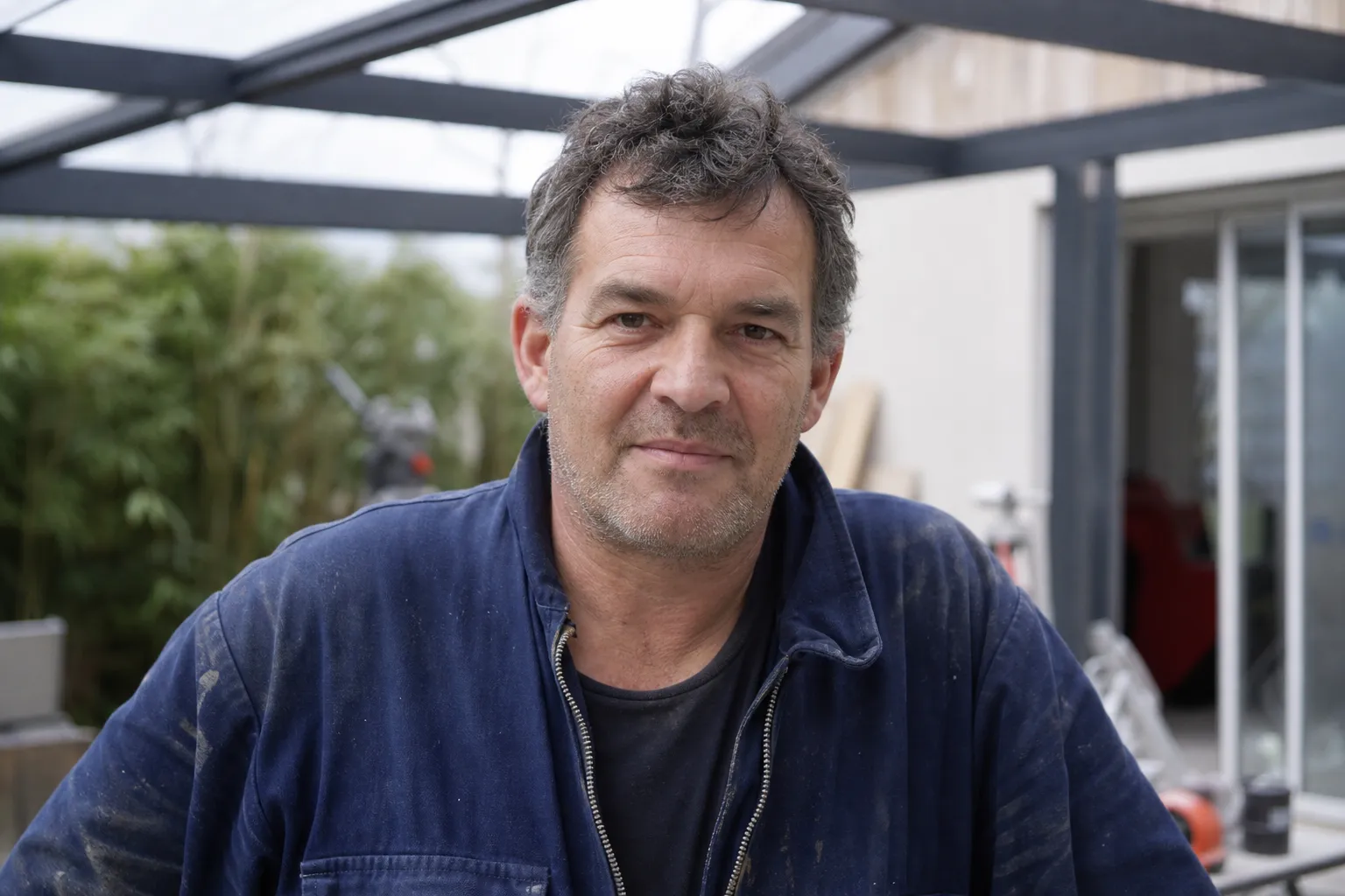 Portrait d’Étienne, technicien motorisation, sur une terrasse en cours d’équipement
